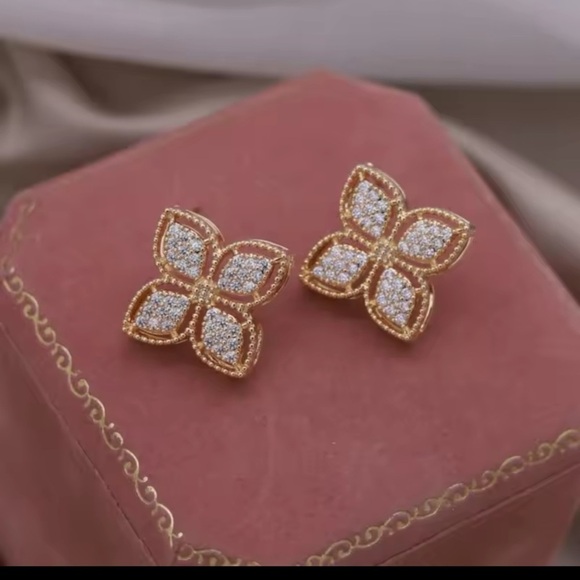 Venetian Princess Gold Leaf Elegant Gold Floral Earrings - Picture 3 of 5